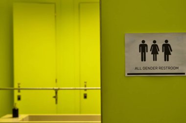 Banyo yanında her türlü tuvalet tabelası