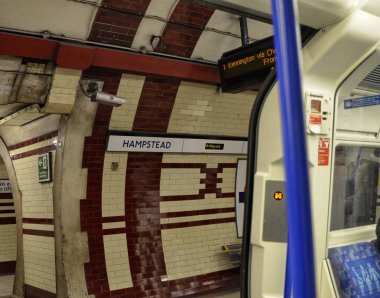 Londra'da metro durağı, İngiltere, 14 Haziran 2018.