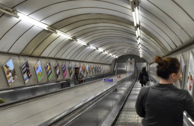 Londra, İngiltere, Haziran 2018. Londra Metrosu escala