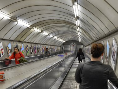 Londra, İngiltere, Haziran 2018. Londra Metrosu escala