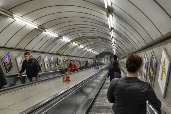 Londen, Verenigd Koninkrijk, 2018 juni. De Londense Underground Escala — Stockfoto