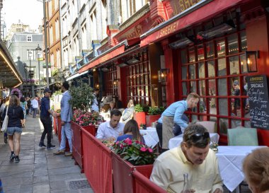 Londra'nın merkezindeki birçok pub'dan biri: arkadaşlar içmek için buluşuyor