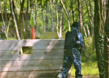 Paintball savaşı. Savaş alanı bariyerlerle donatılmıştır.