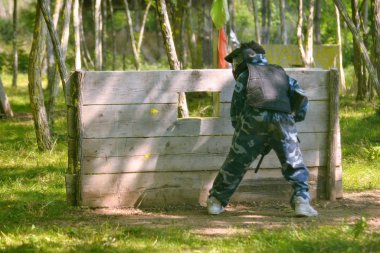 Paintball savaşı. Savaş alanı bariyerlerle donatılmıştır.