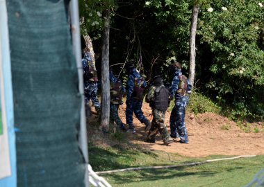 Paintball'da savaş. Genç oyuncular küçük bir grup, tam donatmak