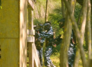 Paintball'da savaş. Rakip takımlar arasındaki çatışma tam olarak