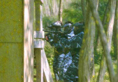 Paintball'da savaş. Rakip takımlar arasındaki çatışma tam olarak