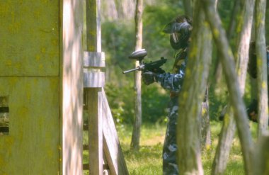 Paintball'da savaş. Rakip takımlar arasındaki çatışma tam olarak