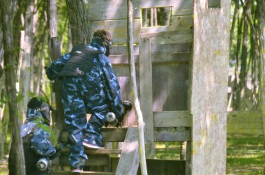 Paintball savaşı. Savaş alanı taretlerle donatılmıştır.