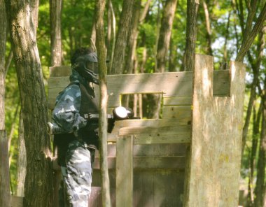 Paintball savaşı. Savaş alanı taretlerle donatılmıştır.