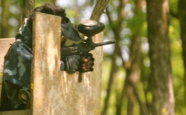 Paintball savaşı. Savaş alanı taretlerle donatılmıştır.