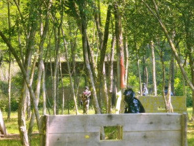 Paintball savaşı. Savaş alanı bariyerlerle donatılmıştır.
