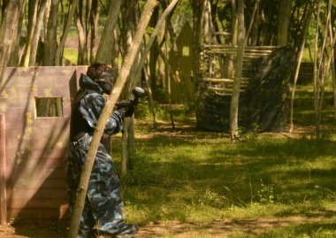 Paintball savaşı. Savaş alanı bariyerlerle donatılmıştır.
