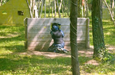Paintball savaşı. Savaş alanı bariyerlerle donatılmıştır.