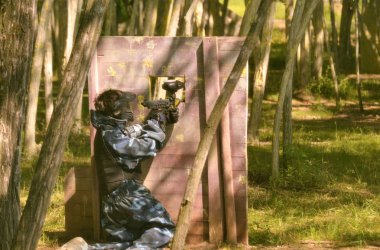 Paintball savaşı. Savaş alanı bariyerlerle donatılmıştır.