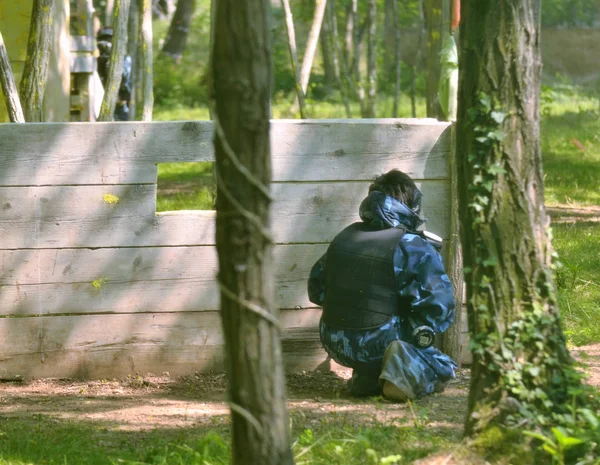 Battaglia di paintball. Il campo di battaglia è dotato di barriere — Foto Stock