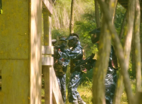 Bataille au paintball. L'affrontement entre les équipes adverses est complet — Photo