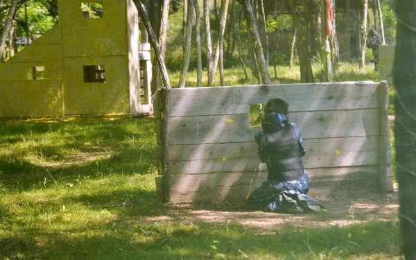 Battaglia di paintball. Il campo di battaglia è dotato di barriere — Foto Stock