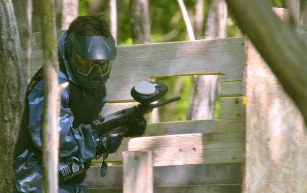 Batalla de paintball. El campo de batalla está equipado con torretas — Foto de Stock