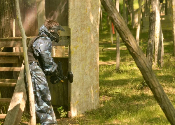 Batalla de paintball. El campo de batalla está equipado con torretas — Foto de Stock