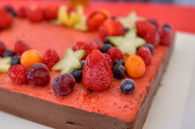 Iştah açıcı meyve dondurma kek süslenmiş