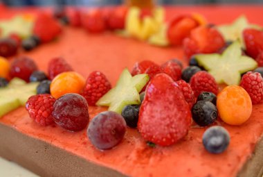 Iştah açıcı meyve dondurma kek süslenmiş