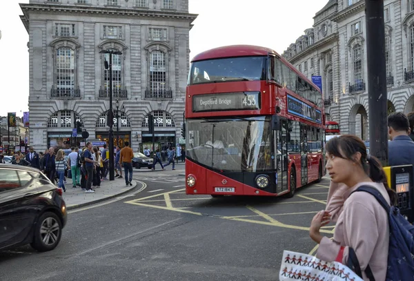 Londyn, Wielka Brytania, 14 2018 czerwca. Piccadilly Circus — Zdjęcie stockowe