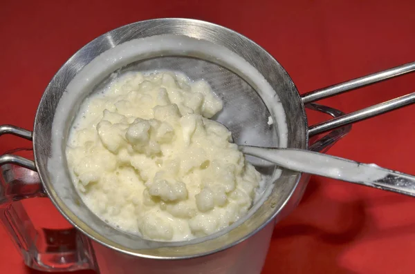 Gießen des Kefir — Stockfoto