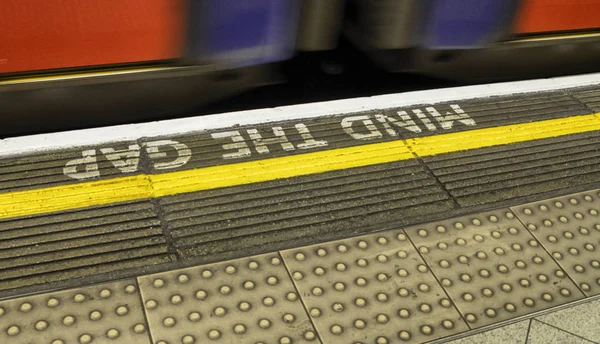 London Metro piśmie "umysł luki" — Zdjęcie stockowe