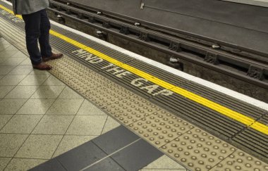 Londra metro yazma 