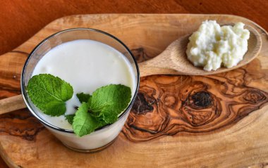 Kefir bazı nane yaprakları ile zenginleştirilmiş
