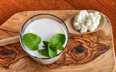 Kefir bazı nane yaprakları ile zenginleştirilmiş