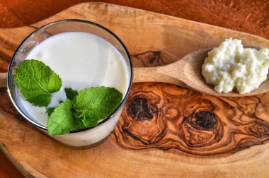 Kefir bazı nane yaprakları ile zenginleştirilmiş