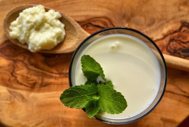 Kefir bazı nane yaprakları ile zenginleştirilmiş