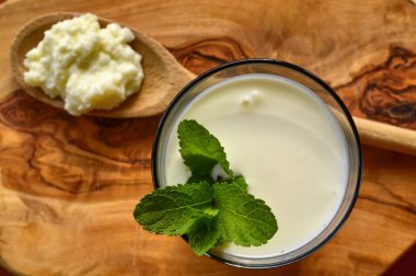 Kefir bazı nane yaprakları ile zenginleştirilmiş