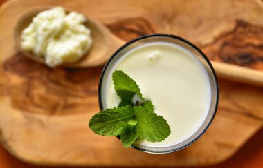 Kefir bazı nane yaprakları ile zenginleştirilmiş