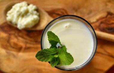 Kefir bazı nane yaprakları ile zenginleştirilmiş
