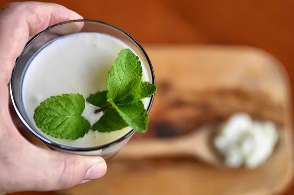 Nahaufnahme eines Glases Kefir mit Minzblättern, — Stockfoto