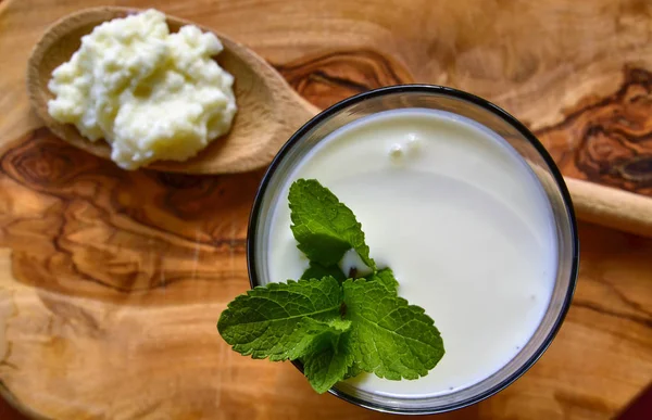 Kefir angereichert mit Minzblättern — Stockfoto