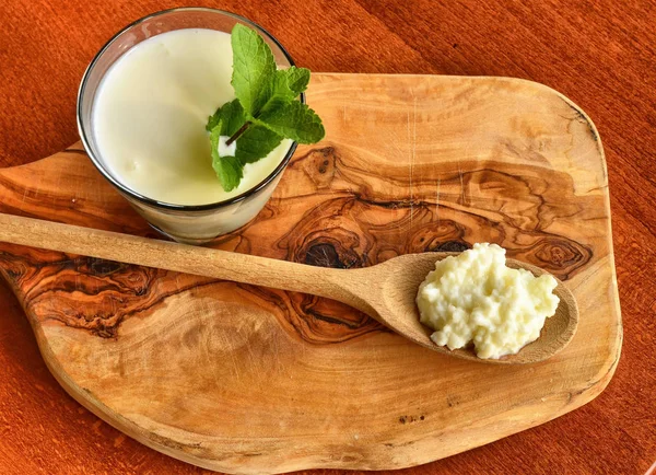 Kefir bazı nane yaprakları ile zenginleştirilmiş — Stok fotoğraf