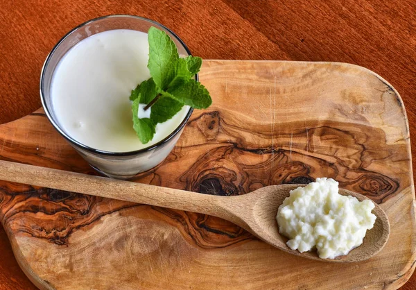 Kefir diperkaya dengan beberapa daun mint — Stok Foto