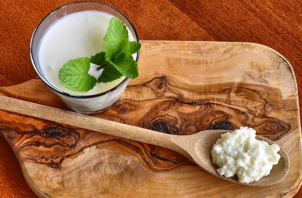 Kefir angereichert mit Minzblättern — Stockfoto