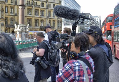 Westminster manastırının girişinin önünde televizyon ekibi konuşlandırıldı. 