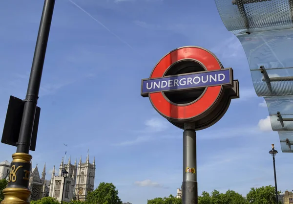 Londres, el logotipo circular rojo con la escritura subterránea — Foto de Stock