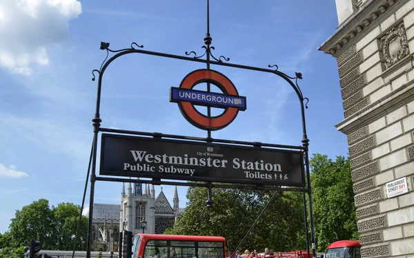 London, das rote kreisförmige Logo mit der Underground-Schrift — Stockfoto