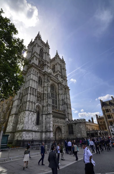 The entrance to the Abbey of Westminster Abbey on the occasion o — Stock Photo, Image