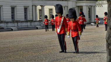 Kraliyet muhafızları törene hazırlanıyor.