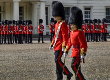 Kraliyet muhafızları törene hazırlanıyor.