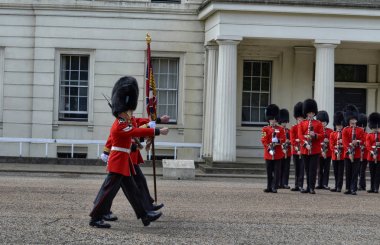 Kraliyet muhafızları törene hazırlanıyor