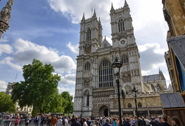 The entrance to the Abbey of Westminster Abbey on the occasion o — Stock Photo, Image